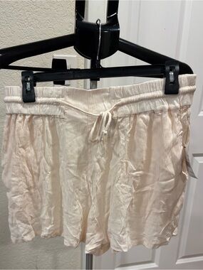 Billabong cream shorts